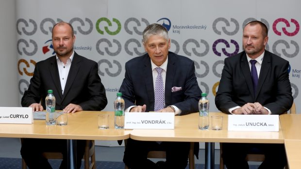 Zleva Lukáš Curylo (KDU-ČSL), Ivo Vondrák (ANO) a Jakub Unucka (ODS) podepsali koaliční smlouvu pro Moravskoslezský kraj.