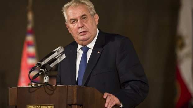 Prezident Miloš Zeman předává státní vyznamenání (ilustrační snímek z 28. října 2014).