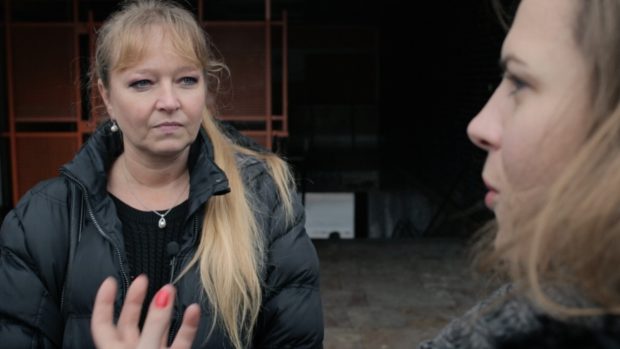 Mladá herečka a dokumentaristka Petra Nesvačilová se ve svém posledním filmu rozhodla zachytit policistku Helenu Káhnovou (vlevo)
