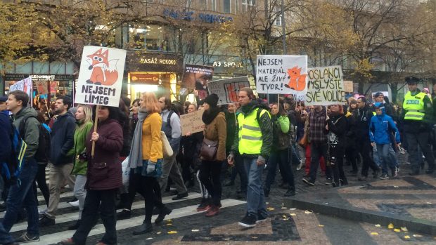 Nejsem límec, hlásal transparent s liškou. Aktivisté v Praze požadovali zákaz kožešinových farem