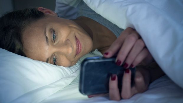 Chytrý telefon před spaním raději odložte, radí odborníci (ilustrační foto)