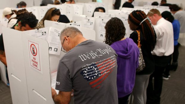 Voliči ve Spojených státech začali hlasovat