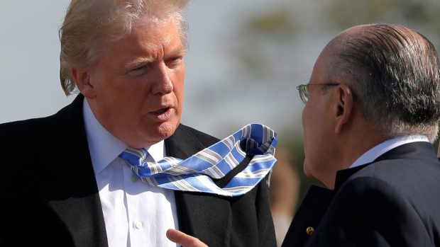 Donald Trump a Rudy Giuliani, bývalý starosta New Yorku, který by za svou podporu republikánského kandidáta získat vysokou funkci.