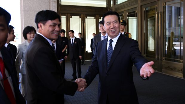 Nový šéf Interpolu Meng Chung-wej (vpravo)