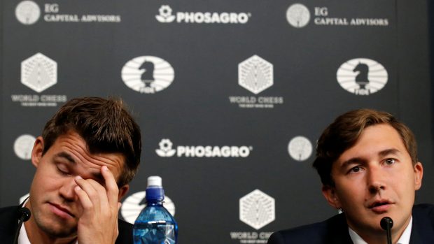 Šachoví velmistři Magnus Carlsen a Sergej Karjakin během čtvrteční tiskové konference v New Yorku