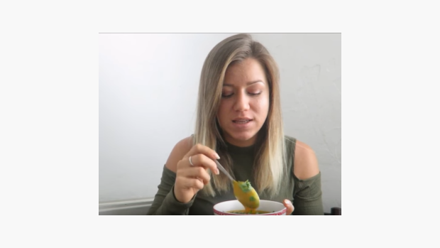 Svůj jídelníček složený z rostlinné stravy ukazuje ve videích i youtuberka, která si říká Camie