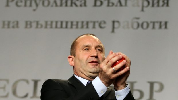 Rumen Radev - bývalý generál bulharského letectva a nově zvolený prezident země.