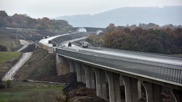 Dálnice D8, poblíž obce Prackovice nad Labem