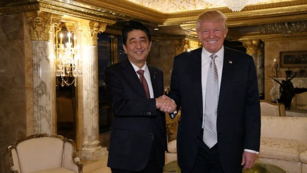 Japonský premiér a vítěz amerických prezidentských voleb Donald Trump se setkali v New Yorku