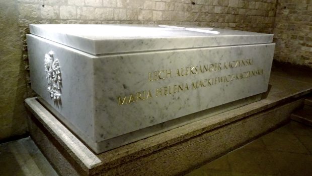 Nový sarkofág manželů Kaczyńských na Wawelu