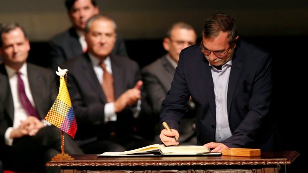 Vůdce FARC Rodrigo Londoňo podpisuje novou mírovou dohodu s kolumbijskou vládou