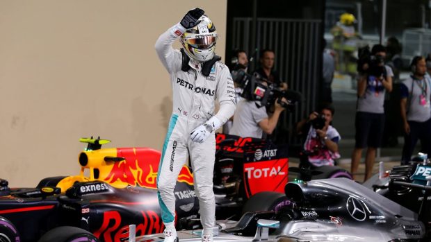 V Abú Zabí odstartuje z pole position britský pilot Lewis Hamilton