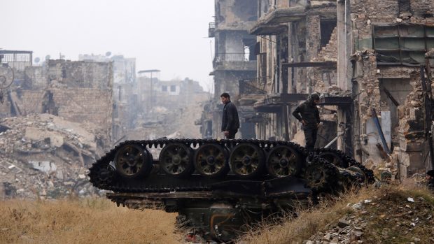 Zničený tank v části Aleppa ovládané vládními jednotkami.