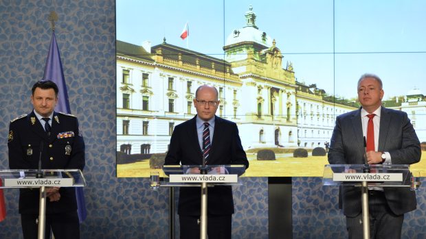 Na úterní tiskové konferenci premiér Bohuslav Sobotka (ČSSD), ministr vnitra Milan Chovanec (ČSSD) a policejní prezident Tomáš Tuhý představili nová bezpečnostní opatření.