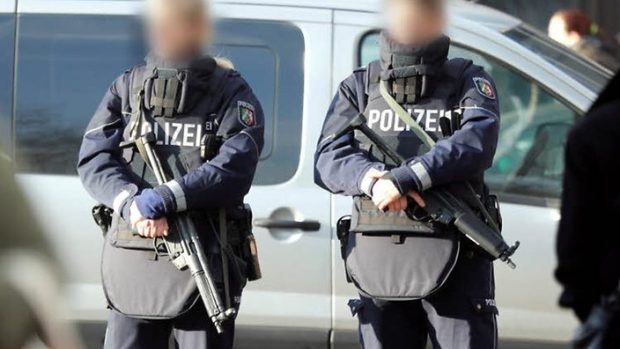 Dvě policistky hlídající trh s nenabitými samopaly