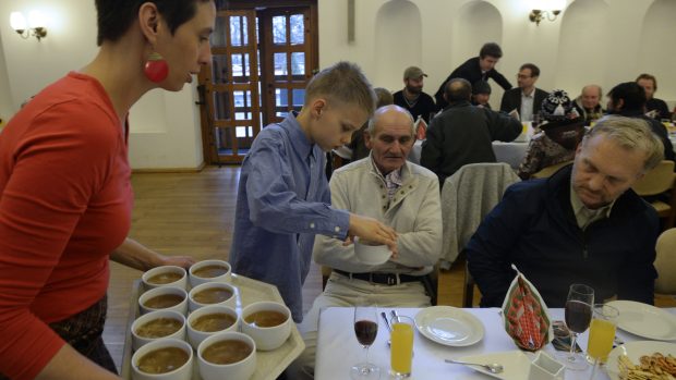 Vánoční oběd pro lidi bez domova, seniory, uprchlíky, postižené a lidi na okraji společnosti.