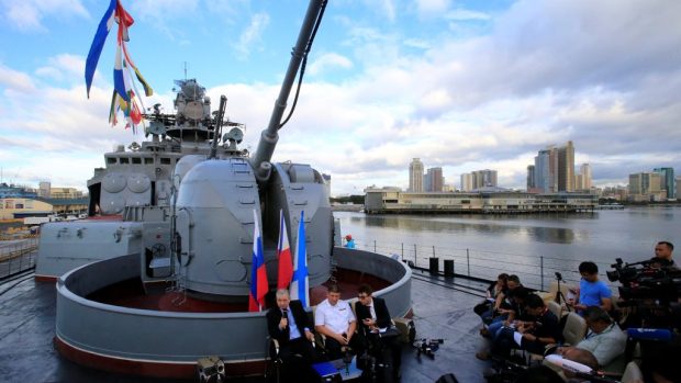 Ruský konzul Igor Chovajev a admirál Eduard Michajlov odpovídali na dotazy během improvizované tiskové konference na palubě protiponorkové lodi