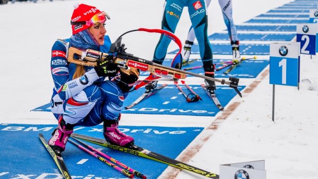 Kritický moment. Gabriela Koukalová si při třetí střelbě musela zadřepovat