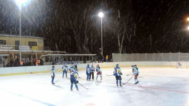 Winter classic v českém přeboru. Zápas Čestice - Skuteč