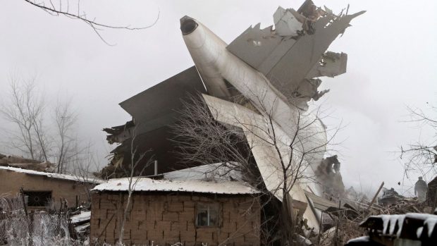 Turecký letoun se zřítil mezi domy v Kyrgyzstánu