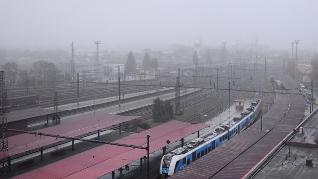 Smog a mlha nad pardubickým nádražím