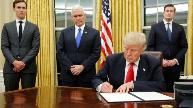 Donald Trump při podepisování dekretu v Oválné pracovně