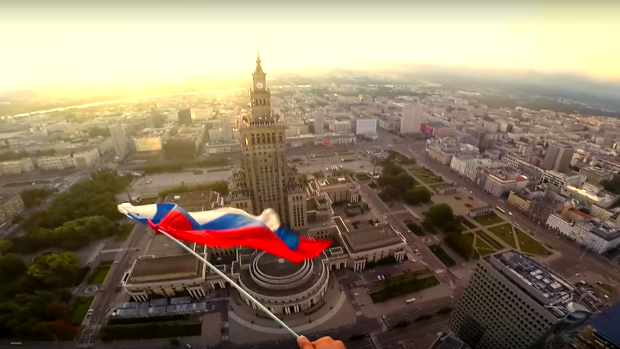 Z varšavského mrakodrapu zavlála ruská vlajka