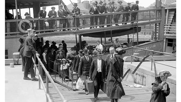 Imigranti přijíždějící na Ellis Island v roce 1911