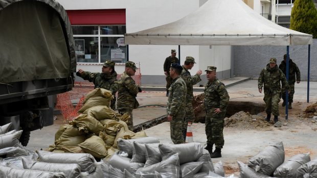 Vojáci při místě nálezu bomby z druhé světové války