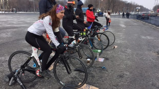 Protesty v Bukurešti. Cyklisté hlídající vládu