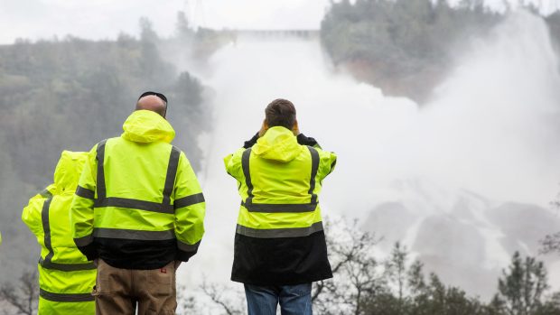 Přehrada Oroville v severní Kalifornii, které hrozí protržení.