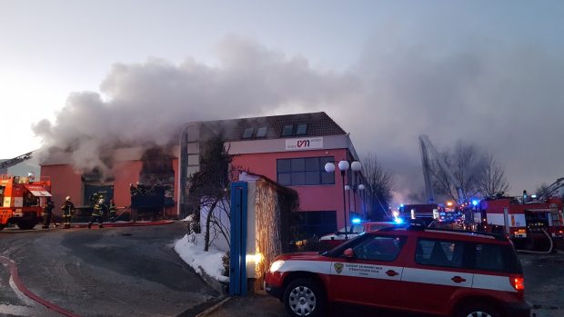 Požár výrobní haly ve Zvoli u Prahy.