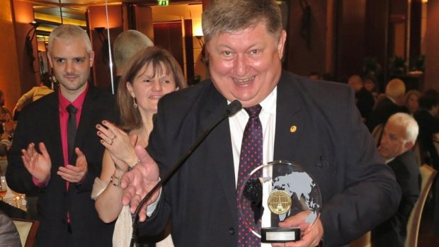 Luboš Bárta, dlouholetý člen poroty Vinalies Internationales, přebírá cenu za moravské vinařštví Horák