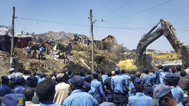 Sesuv na skládce v Etiopii má už 35 obětí, další se pohřešují