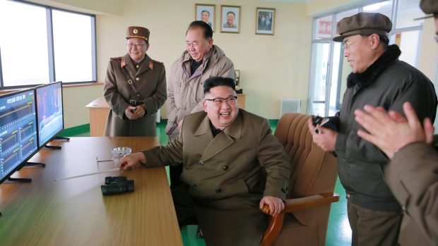 Severokorejský vůdce Kim Čong-un sleduje na fotografii státní agentury KCNA test nového raketového motoru