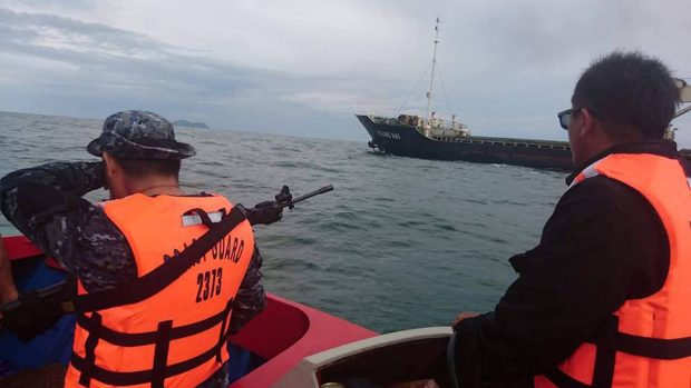 Filipínská pobřežní stráž eskortuje vietnamskou loď, kterou napadli piráti na moři jižně od Filipín.  .JPG