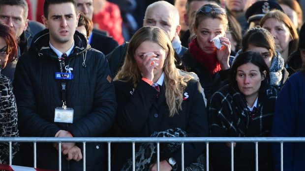 Smutek za nevinné mrtvé: Belgičané pláčou na pietě za oběti loňského 22. března.