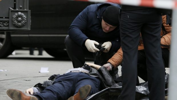 Vyšetřovatelé u těla zastřeleného ruského exposlance Denise Voroněnkova.