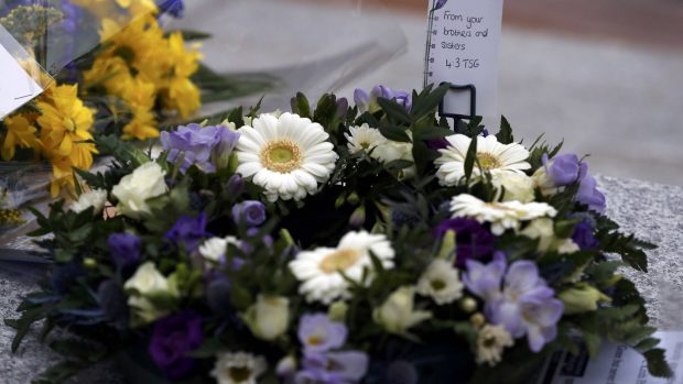 Květiny k uctění památky zavražděného policisty před sídlem Scotland Yardu.