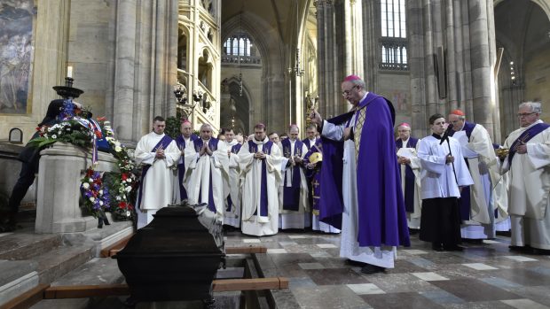 Duchovní ukládají rakev s ostatky kardinála Miloslava Vlka do arcibiskupské hrobky v zadní části katedrály svatého Víta na Pražském hradě. Olomoucký arcibiskup Jan Graubner pronesl několik slov