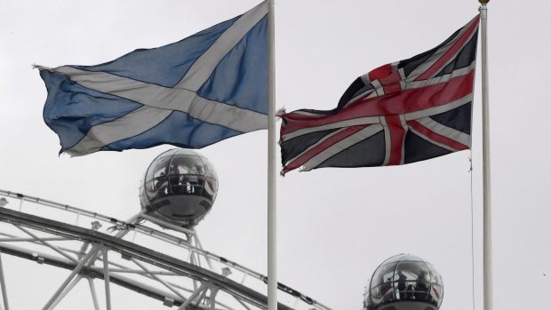 Skotská vlajka vedle té britské v Londýně