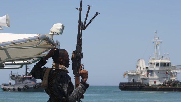 Člen pobřežní hlídky sleduje návrat lodě, kterou unesli somálští piráti
