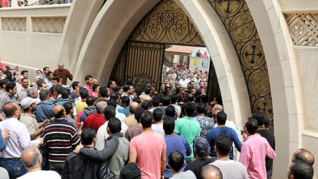 Egypťané přícházejí před křesťanský kostel v Tantě, kde došlo v neděli k explozi