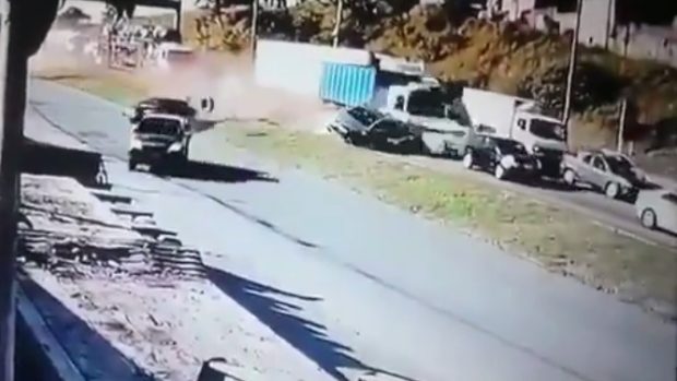 Nákladní vůz, který narazil do koly v Belo Horizonte