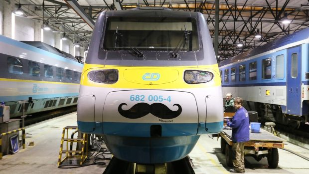 Pendolino je ozdobeno slušivým knírem na počest akce Movember