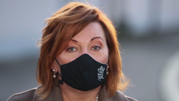 „Nebude to jedna položka, budu jako každý rok škrtat v provozu, budu hledat úspory v rámci jednotlivých kapitol,“ uvedla Schillerová