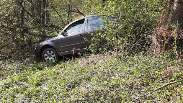 Vůz po divoké honičce s policií skončil v křoví u řeky Lučiny