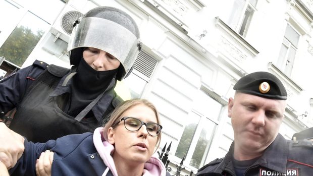 Právnička Ljubov Sobolová v rukou ruské policie