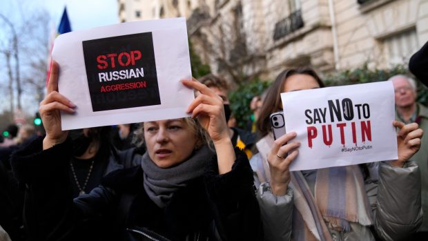 Demonstrace v Paříži proti ruské agresi