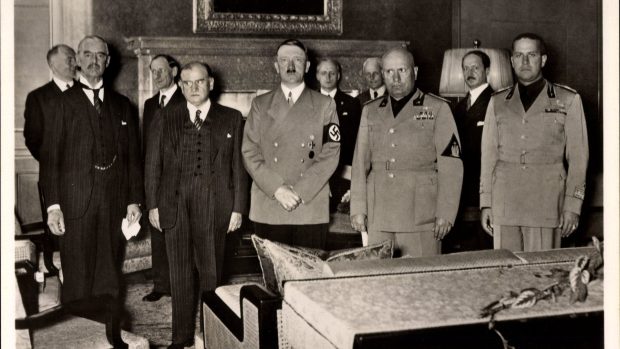 Fotografie z průběhu Mnichovských jednání. Zleva vpředu: Neville Chamberlain (Velká Británie), Édouard Daladier (Francie), Adolf Hitler (Německo) a Benito Mussolini (Itálie)